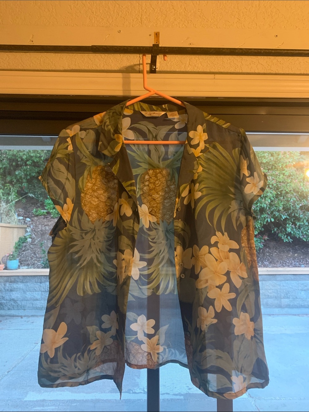 Tommy Bahama 100% Silk  Tropical Pineapple & Plumeria Print Short Sleeve - Picture 3 of 8